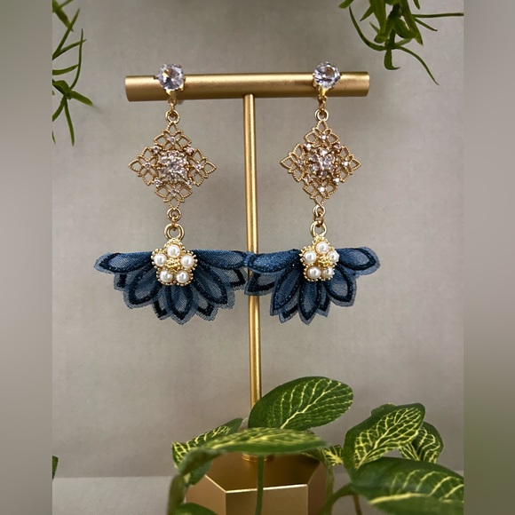 Elegant Flirty Flower-Inspired Dangle Earrings -Mixed Material Stylish Feminine - Picture 3 of 13